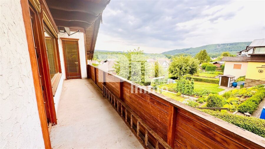 Hochwertiges 1-2 Familienhaus mit großem Garten in erhobener Ortsrandlage mit Panoramablick - EG Balkon 2